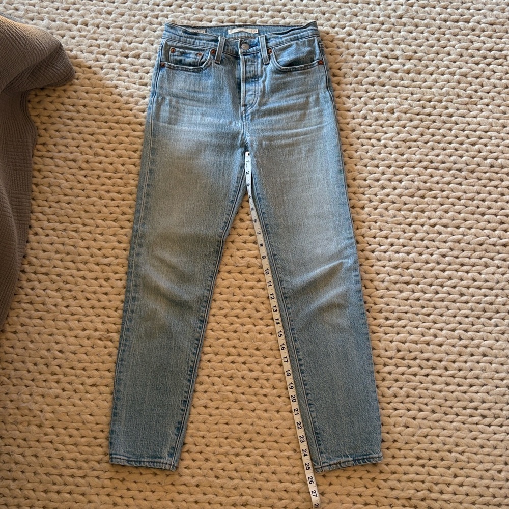 Levi’s Wedgie size 25